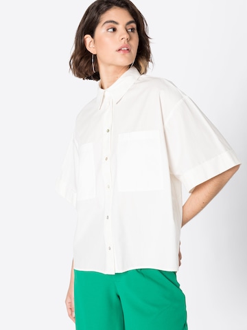 Warehouse - Blusa em branco: frente