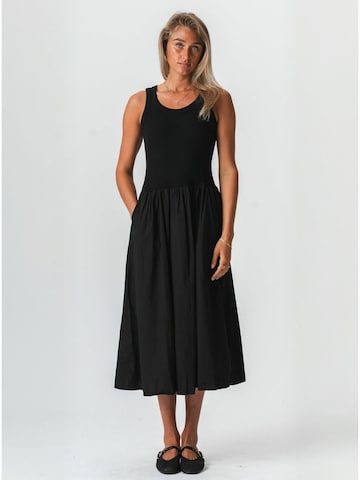 TEESHOPPEN - Vestido ' Henne ' em preto: frente