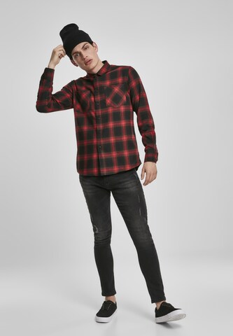 Urban Classics - Ajuste regular Camisa en rojo