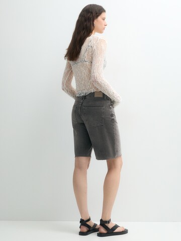 Pull&Bear Regular Shorts in Grau