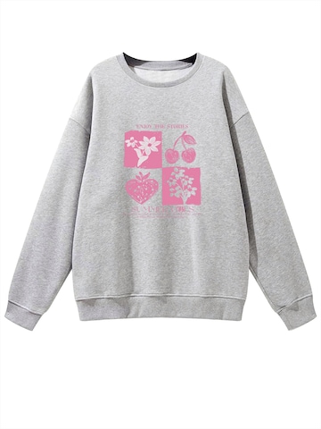 Felpa 'Women's Crew Neck Sweatshirt with Cherry Print & Fleece Lining for Autumn/Winter' di GORHEY in grigio