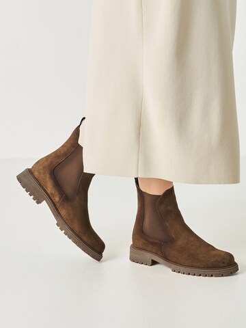 Tamaris Chelsea Boots in Brown: front