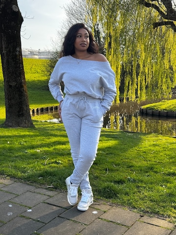 Mowi Fit Joggingpak 'Off-Shoulder Joggingpak' in Grijs