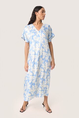 SOAKED IN LUXURY Jurk 'Becca' in Blauw: voorkant