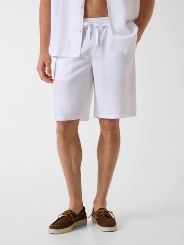 GUESS Loosefit Shorts in Weiß: Vorderseite