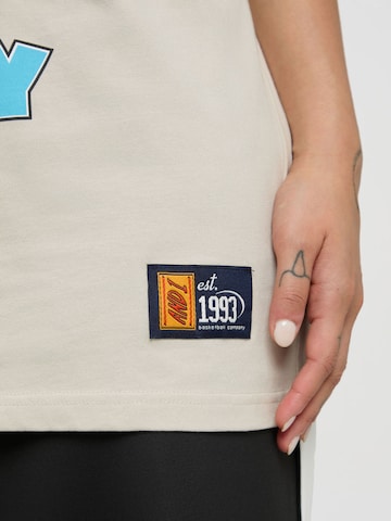 AND1 Oversize t-shirt 'Auf Dem Geld' i grå