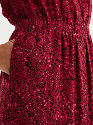 Rochie tip bluză de la WE Fashion pe roșu