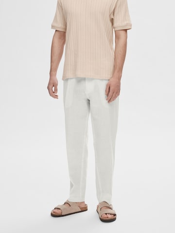 SELECTED HOMME Loose fit Pants in White: front