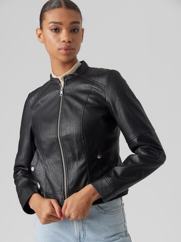 VERO MODA - Chaqueta de entretiempo en negro: frente