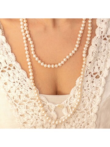Zeeme Necklace in White: front