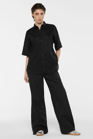 SENSES.THE LABEL Blouse in Black: front
