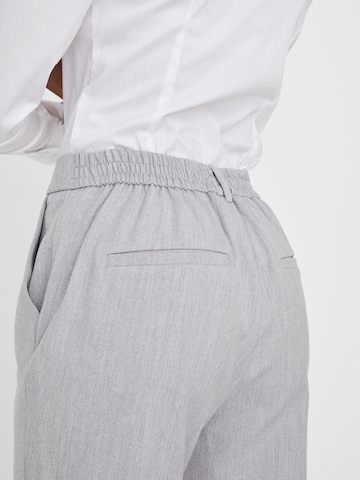 Slimfit Pantaloni 'Maya' di VERO MODA in grigio