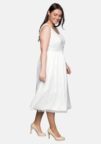 SHEEGO Коктейльное платье в Белый