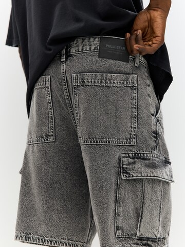 Pull&Bear Loosefit Cargojeans i grå