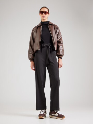 ABOUT YOU Loosefit Veckad byxa 'Wendy' i svart