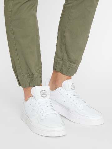 ADIDAS ORIGINALS Sneaker low 'Supercout' i hvid: forside