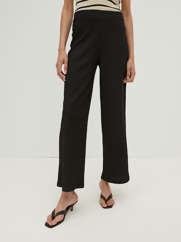 EDITED Wide leg Broek 'Philine' in Zwart: voorkant