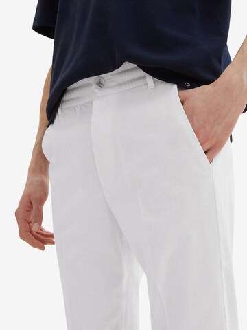 TOM TAILOR DENIM - Tapered Pantalón de pinzas en blanco