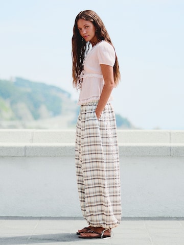Barrel Pantaloni de la Bershka pe alb