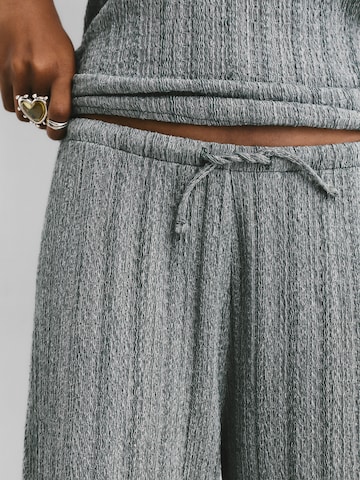 Pull&Bear Široke hlačnice Hlače | siva barva
