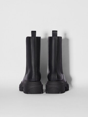 Bershka Chelsea boots in Zwart