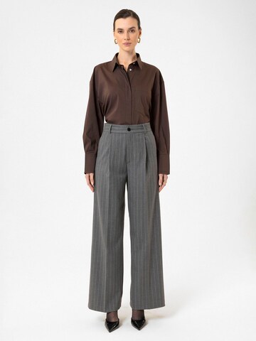 Antioch - Pierna ancha Pantalón plisado 'Aline' en gris