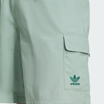 ADIDAS ORIGINALS Loosefit Cargobyxa 'Trefoil Essentials' i grön