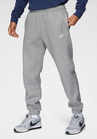 Nike Sportswear Tapered Housut 'Club Fleece' värissä harmaa: edessä