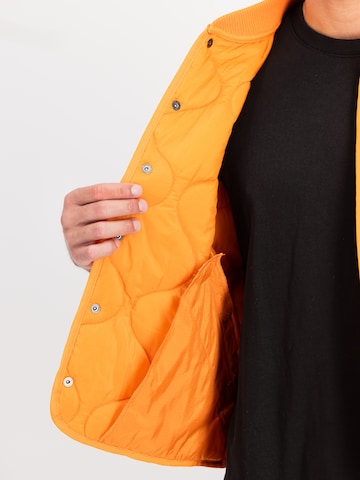 ALPHA INDUSTRIES Weste 'Q-1' in Orange: Seite