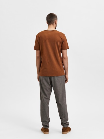 T-Shirt 'Morgan' SELECTED HOMME en marron