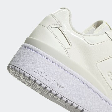 ADIDAS ORIGINALS - Sapatilhas baixas 'Forum Bold' em branco