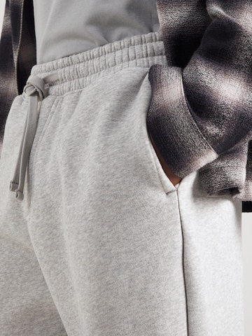 HOLLISTER Voľný strih Nohavice - Sivá