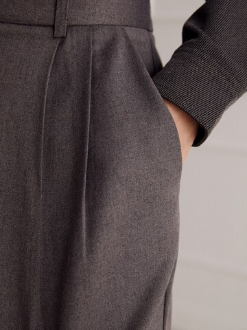 Guido Maria Kretschmer Women Regular Pleat-front trousers 'Valentina' in Grey