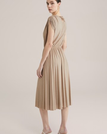 Robe WE Fashion en or