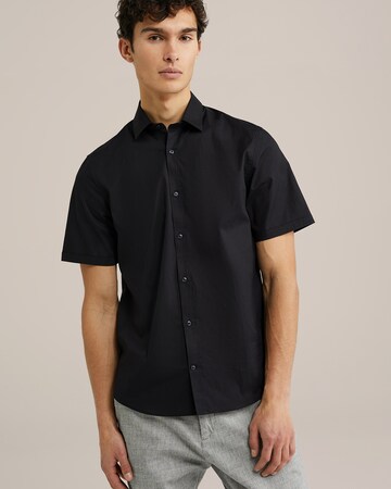 Coupe slim Chemise WE Fashion en noir : devant