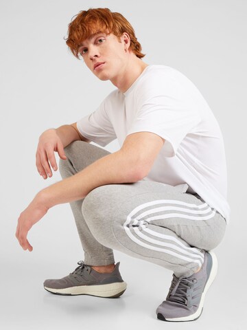 regular Pantaloni sportivi 'Essentials' di ADIDAS SPORTSWEAR in grigio