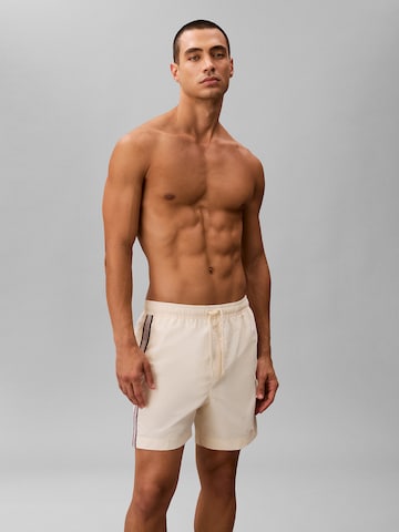 Shorts de bain Calvin Klein Swimwear en beige : devant