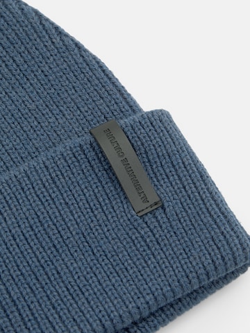 Căciulă de la Pull&Bear pe albastru