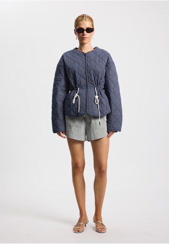 Veste mi-saison 'Atelier' rethinkit studios en bleu