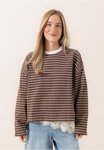 OH APRIL Shirt in Bruin: voorkant