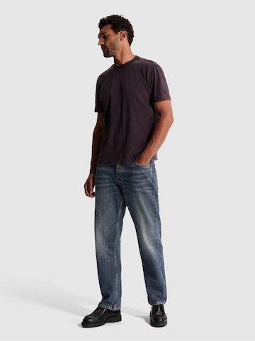 CAST IRON - Camiseta 'T-shirt with garment-dye wash and off-placed branding' en lila