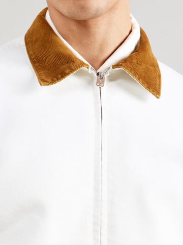 LEVI'S ® Демисезонная куртка в Белый