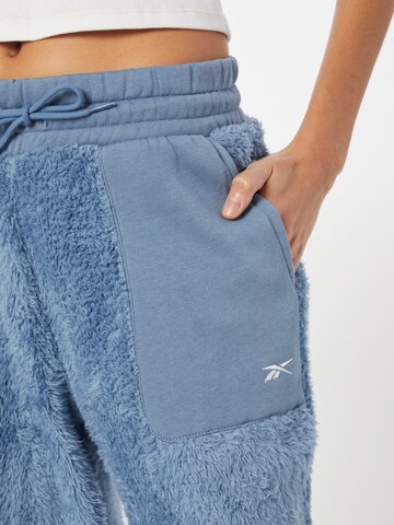 Slimfit Pantaloni sportivi di Reebok in blu