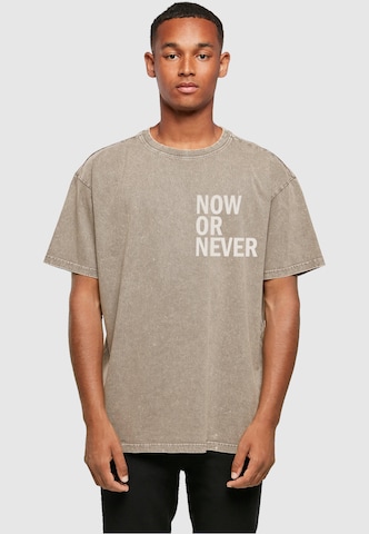 T-Shirt 'Now Or Never' Merchcode en beige : devant