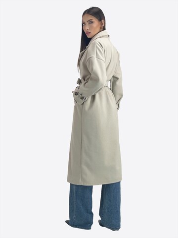 Elara Tussenmantel in Beige