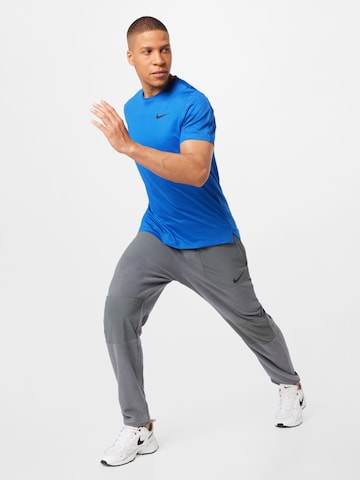 Regular Pantaloni sport de la NIKE pe gri