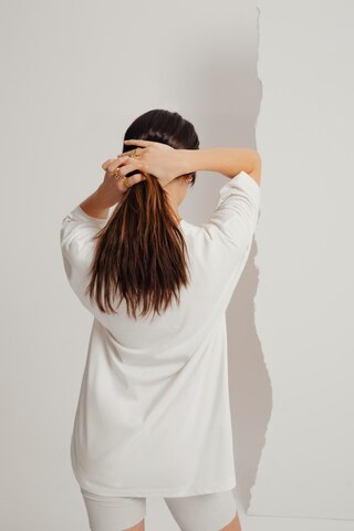 Tricou 'Dakota' de la A LOT LESS pe alb