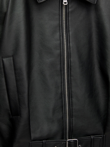 Pull&Bear Välikausitakki värissä musta