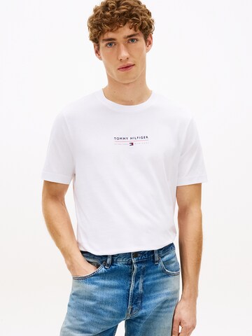 TOMMY HILFIGER Μπλουζάκι 'BRAND LOVE' σε λευκό: μπροστά