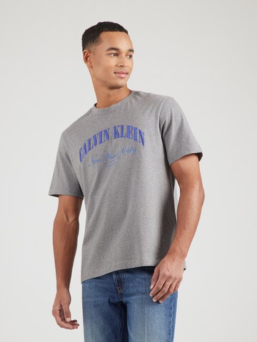 Calvin Klein Jeans Póló '20S' - szürke: elől